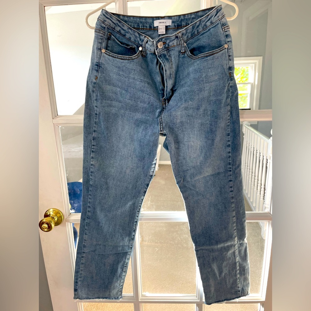 New & washed. Never worn. Ankle cut jeans. Size: 31. Small. Forever 21.